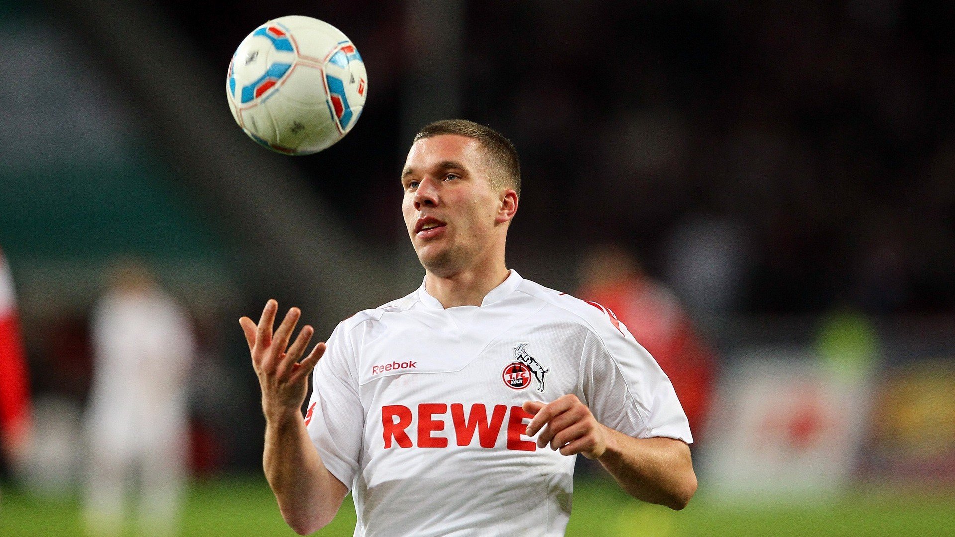 比赛中发生激烈冲突，主教练被罚出场，教练员大闹赛场